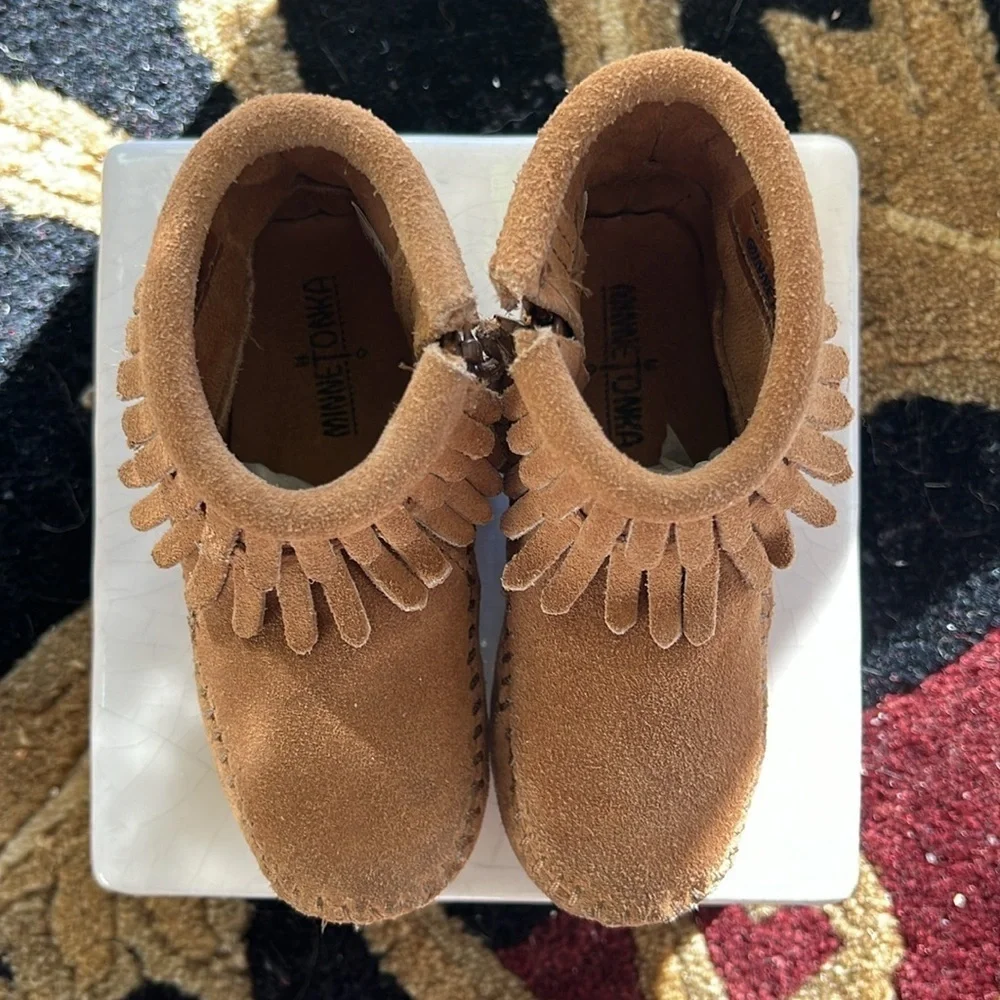 Minnetonka Children's Double Fringe Side Zip Boot, Brown, Leather Suede Size 6